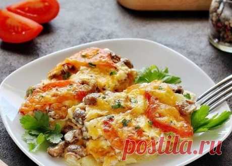Картофельная запеканка с помидорами, грибами и луком
