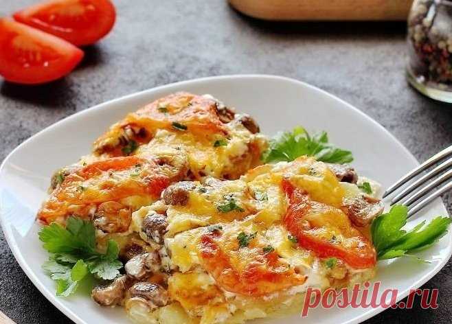 Картофельная запеканка с помидорами, грибами и луком