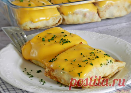 Блинчики с курицей, сладким перцем и кукурузой, запеченные под сыром
