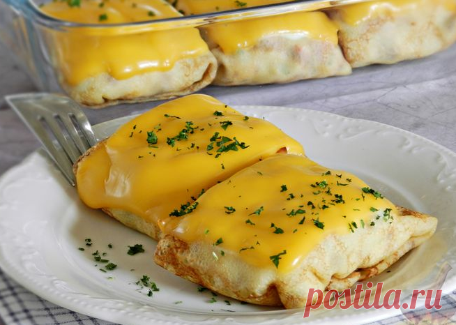 Блинчики с курицей, сладким перцем и кукурузой, запеченные под сыром
