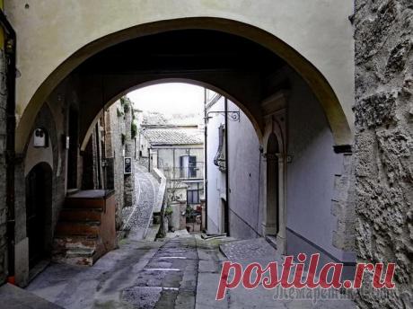 Италия. Умбрия. Narni. Разве можно было проехать мимо города с таким названием?! Невозможно! Поэтому мы, большинством голосов , решили заехать и повернули по указателю - «Narni» - на латинском - Narnia. Первые поселения в...