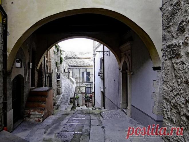 Италия. Умбрия. Narni. Разве можно было проехать мимо города с таким названием?! Невозможно! Поэтому мы, большинством голосов , решили заехать и повернули по указателю - «Narni» - на латинском - Narnia.   Первые поселения в...