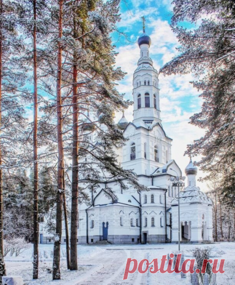 ღХрам Казанской иконы Божией Матери Зеленогорск, Санкт-Петербург.
Грациозную белокаменную церковь, построенную в 1915 году, прихожане называли "Белой невестой".