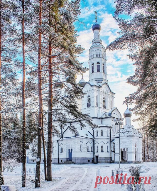 ღХрам Казанской иконы Божией Матери Зеленогорск, Санкт-Петербург.
Грациозную белокаменную церковь, построенную в 1915 году, прихожане называли 