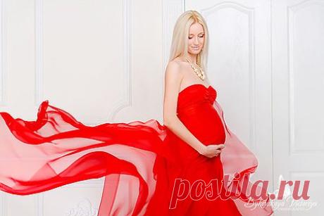 Мама рядом усадила
И ужасно удивила:
У нее почти что год
В животе сестра живет.
