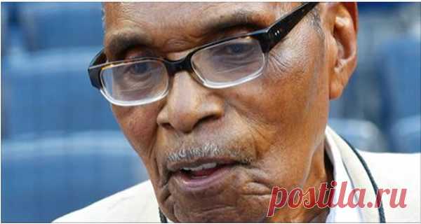 113-летний человек показывает 5 продуктов, которые он ест для долголетия