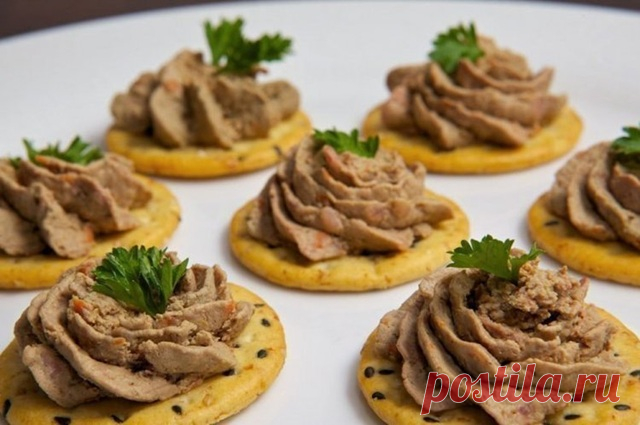 Паштет из куриной печени на крекерах — Д а ч а
