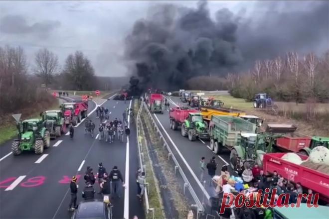 Французские фермеры перекрыли для фур подъезд к переправе через Ла-Манш. Протестующие фермеры заблокировали подъезд к порту Кале.