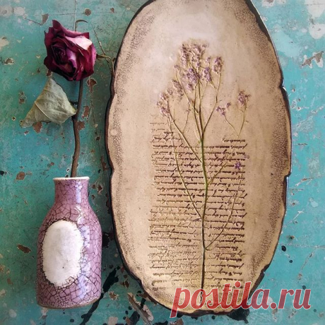 Пятничный натюрморт🥀
November friday mood.  #series_antique
#оттиски #растения #поэзия #поэтичность #тарелкиручнойработы #блюдце #листья #potteryforall #loveceramic #forest_of_twinkling_fireflies #valentinafadeeva #contemporaryceramics #ceramicart #saucer #antique #пыльный #блюдца #пыльнаяроза #посударучнойработы #керамикакрасноярск #ноябрь #potterylove #керамика #novembermood #mood