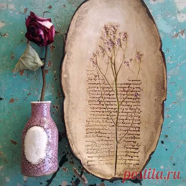 Пятничный натюрморт🥀
November friday mood.  #series_antique
#оттиски #растения #поэзия #поэтичность #тарелкиручнойработы #блюдце #листья #potteryforall #loveceramic #forest_of_twinkling_fireflies #valentinafadeeva #contemporaryceramics #ceramicart #saucer #antique #пыльный #блюдца #пыльнаяроза #посударучнойработы #керамикакрасноярск #ноябрь #potterylove #керамика #novembermood #mood