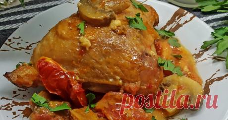 Куриные бёдра с помидорами и грибами в духовке рецепт с фото пошаговый от Светлана Лыжина / Амбассадор - Овкусе #меню #курица Сегодня я хочу поделиться замечательным рецептом приготовления куриного мяса с помидорами и грибами в духовке – получается и полезнее, и вкуснее. Готовится блюдо просто из доступных продуктов. Большим достоинством этого блюда является подливка, которая образуется при приготовлении. Она делает блюдо вкусным, сытным и невероятно ароматным.