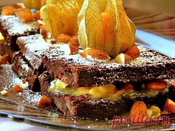 Брауни с миндалём и карамелью
