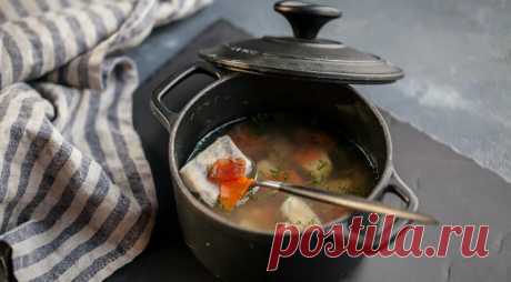 Уха из судака с дымком - ПУТЕШЕСТВУЙ ПО САЙТУ. Если уж и варить настоящую уху, то, конечно же, из речной рыбы – подойдет любая. Навар бульону отдадут карп и карась, а нежное филе судака придаст супу окончательный вид. И не забудьте поставить на стол замороженную стопку водки – и немедленно выпить. А другую вылить в густой рыбный суп. Ухнем!  ИНГРЕДИЕНТЫ Речная …