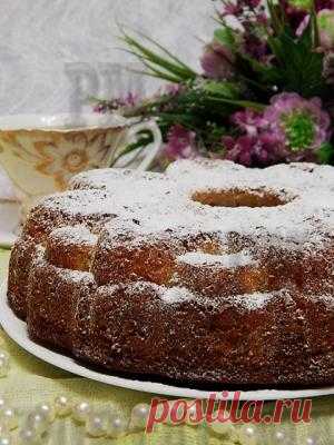 Яблочно-маковый кекс. Нежный и сочный кекс с разными вкусами и фактурами. Яблочное тесто более влажное и сочное, но немного плотнее, а маковое тесто легкое и воздушное  немного хрустящее от зернышек мака. Думаю, что эта выпечка удовлетворит самых привередливых дегустаторов.