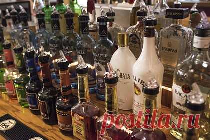 В России стало больше рома и джина. В 2021 году поставки зарубежного крепкого алкоголя в Россию выросли почти на 20 процентов до 8,2 миллиона дал. Эксперты считают, что существует несколько причин увеличения объема импорта алкоголя. Директор виноторговой компании Fort Александр Липилин объяснил это возвращением россиян в бары.