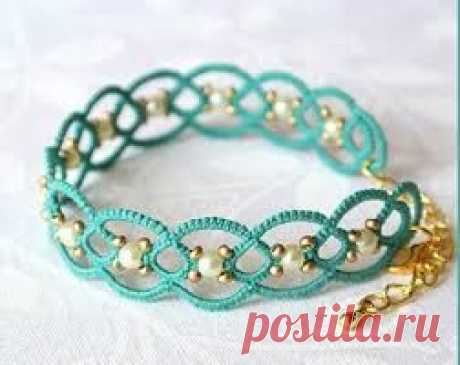 Blue pearled bracelet.