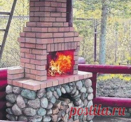 Главные правила кладки печи. 
 
Изложу основные правила кладки печей, которые может и не знать начинающий печник или человек, решивший выложить печь своими руками: 
 
• Вес печи вместе с трубой, устанавливаемой без фундамента, не должен быть больше 750 кг. Это составляет примерно 0,5 м кладки или 200 кирпичей. 
Если закладываешь фундамент печи, нужно проверить возможность прохода дымовой трубы между несущими балками чердачного перекрытия и стропилами кровли. 
• Фундамент п...