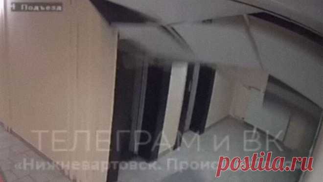 В российском регионе на женщину чуть не обрушился потолок в подъезде. В Нижневартовске на женщину чуть не обрушился потолок. Об этом сообщает N1. По информации издания, инцидент произошел на улице Омская. В одном из подъездов женщина зашла в лифт прямо перед тем, как произошло обрушение потолка ...