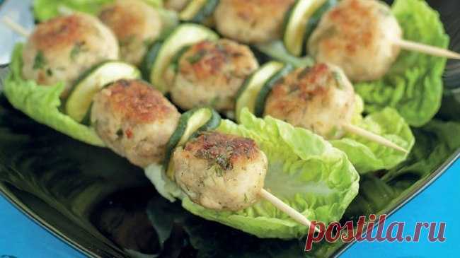 Удивительно вкусные котлеты, которые можно есть перед сном 


Вкуснятина!









Ингредиенты:
куриный фарш — 200 гморковь крупная — 1 штукакабачок маленький — 1 штукабелок — 1 штукалук — 1 штукаспеции по вкусу
Приготовление:
 
Натираем на крупной терке морк…
