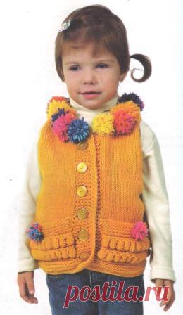Жилет для девочки, декорированный помпонами (вязание спицами)