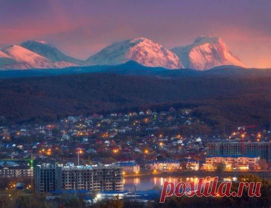 Таким Горячий Ключ ты еще не видел!
Фото снято с Золотой горы в Заречье в ноябре 2016 года и было опубликовано в нашей группе ВКонтакте, а позже разлетелось по всем соцсетям.
Публикуем его для тех, кто до сих пор не видел этой красоты