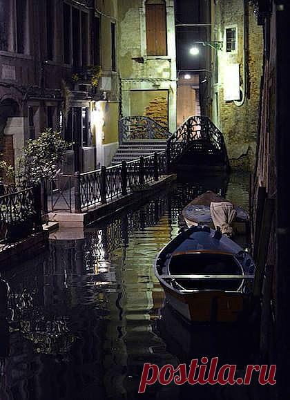 Venice, Italy (via Hard Rock Cafe Venezia) |caroline duez приколол(а) это к доске Venise & Burano