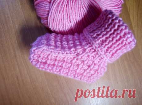 Вязаные пинетки с универсальным узором, на двух спицах