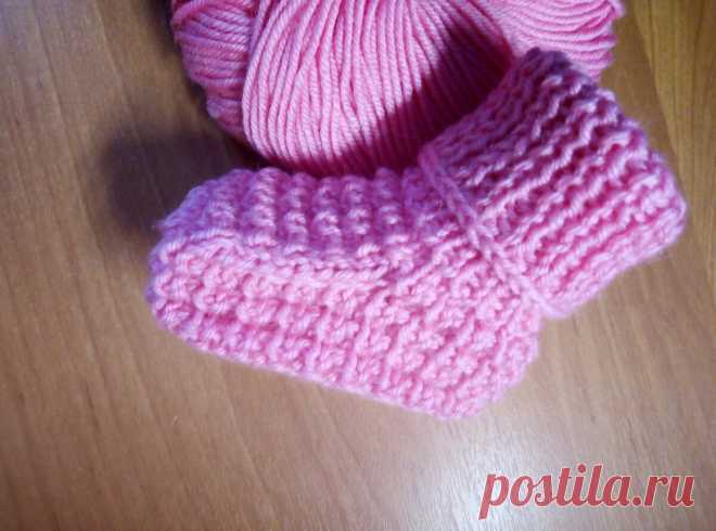 Вязаные пинетки с универсальным узором, на двух спицах