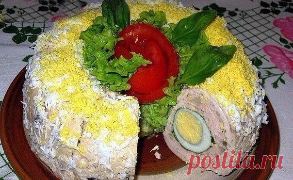 ЗАКУСОЧНЫЕ РУЛЕТЫ: ТОП-8 НЕРЕАЛЬНО ВКУСНЫХ 
Готовим на каждый праздник :) 
 
1) Рулет из лосося 
 
ИНГРЕДИЕНТЫ: 
● 2 больших филе лосося 
● 350 гр. филе камбалы 
● 300 гр. замороженного зеленого горошка 
● 1 морковка 
● 250 гр. белого хлеба без корки 
● 100 мл молока 
● 1 белок 
● 2 веточки петрушки 
● щепотка мускатного ореха 
● оливковое масло 
● соль 
● перец 
 
ПРИГОТОВЛЕНИЕ: 
1. Морковь очистить и отварить в кипящей подсоленной воде. Нарезать мелкими кубиками . 
2. В ...