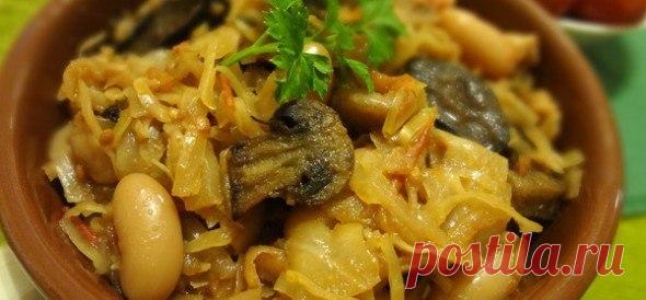 Тушкована капуста з грибами та квасолею 

600 г капусти
300 г глив (можна інші гриби)
200 г дрібної консервованої квасолі
1 - 2 цибулини
100 мл овочевого бульйону (можна замінити на воду)
зелень
запашний перець горошком
сіль

Приготування:
Гриби промити, дрібно нарізати. Капусту вимити, нашаткувати. Цибулю очистити, вимити, дрібно нарізати. Зелень вимити.
Цибулю і гриби викласти в глибоку сковороду припустити протягом 5-6 хвилин, потім додати капусту, посолити, приправити ...