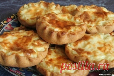 ​Картофельные калитки Для теста:1 пачка маргарина ("Хозяюшка" 200 гр.) 1 стакан кефира или простокваши (200 гр.) 0,5 ч.л. соли 1 пакет разрыхлителя или 0,5 ч.л. соды. 300 гр. муки (может чуть больше, увидите когда будете месить) Маргарин размягчить, добавить кефир, замесить мягкое, эластичное тесто. Положить в...