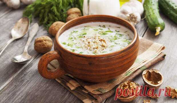 Холодный болгарский суп таратор с огурцами - БУДЕТ ВКУСНО! - медиаплатформа МирТесен Идеальное освежающее блюдо для жаркого дня. Приготовление Нарежьте огурцы тонкой соломкой или потрите на крупной тёрке. Подсолите полученную соломку и поставьте в холодильник на 20 минут. Добавьте к соломке измельчённый чеснок и рубленые грецкие орехи. Разложите смесь по тарелкам и залейте кефиром.