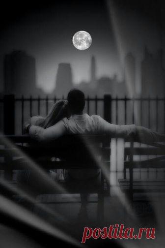 Ну, целуй меня, целуй,
Хоть до крови, хоть до боли.
Не в ладу с холодной волей
Кипяток сердечных струй.

Опрокинутая кружка
Средь веселых не для нас.
Понимай, моя подружка,
На земле живут лишь раз!

Оглядись спокойным взором,
Посмотри: во мгле сырой
Месяц, словно желтый ворон,
Кружит, вьется над землей.

Ну, целуй же! Так хочу я.
Песню тлен пропел и мне.
Видно, смерть мою почуял
Тот, кто вьется в вышине.

Увядающая сила!
Умирать так умирать!
До кончины губы милой
Я хотел б...