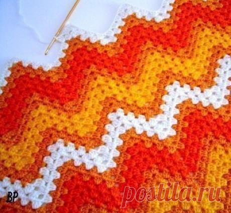 НЕОБЫЧНАЯ ВОЛНА КРЮЧКОМ

Использовать этот узор можно для покрывал, накидок, салфеток и одежды. В интерьере такая яркая вещь отлично впишется в классический и средиземноморский стиль, а в одежде можно использовать волнистый мотив для вещей в стиле «этно» или «хиппи». Такие красочные вещи лучше комбинировать с более нейтральными «напарниками». Например, в спальне в светлых оттенках хорошо будет смотреться яркое покрывало, связанное таким мотивом. Дополнить его могут однотон...