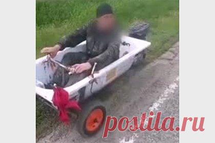 Россиянин прокатился по дорогам в ванне с мотором и попал на видео. Житель Краснодарского края прокатился по дорогам в ванне с мотором и попал на видео. Инцидент произошел в Крыловском районе российского региона 1 мая. «Инспекторы ДПС исключили из участия в дорожном движении водителя самодельного средства передвижения», — сообщает Госавтоинспекция.