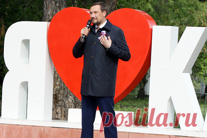 Чиновник призвал непривитых россиян уехать из страны. Замглавы администрации Каменска-Уральского (Свердловская область) Денис Нестеров призвал тех россиян, кто не желает проходить вакцинацию, уезжать из страны. Он отметил, что те, кто сделал прививку от коронавируса, действуют в соответствии с правилами, установленными в стране и в регионе.