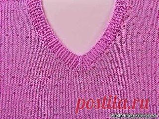Как связать V-образный вырез со средней петлей
V-вырез - это очень модно в женских и мужских изделиях, ведь он открывает шею и зону декольте и зрительно удлиняет линию шеи. Это отлично подходит как для теплых джемперов, так и для легких свитерков.
Связать V-образный вырез очень просто.
При вязании бейки горловины этим способом петли набирайте, начиная от левого плечевого шва. Спицу вводите под кромочную и вытягивайте петлю.
Первый ряд вяжите резинкой. Когда дойдете до середины мыса, спицу введ