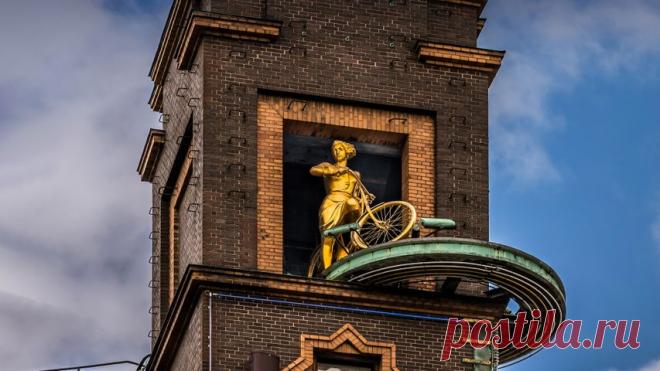 'Vejrpigerne' ('The Weather Girls') sculpture on top of the Richshuset building in City Hall Square, Copenhagen, Denmark - Bing Gallery⁤