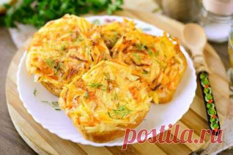 Горячие бутерброды «Барышня крестьянка» — вкусная и бюджетная закуска Бутерброды «Барышня крестьянка» — это простое и бюджетное блюдо, которое быстро готовится, а также мгновенно исчезает со стола, так как съедают их самыми первыми из всех закусок. Горячие, ароматным и хрустящие – устоять невозможно. Из самых доступных ингредиентов пожарьте такие румяные и вкусные бутерброды. Для этого возьмите хлеб (можно вчерашний), картофель, лук и морковку. Для начинки также понадобитс...