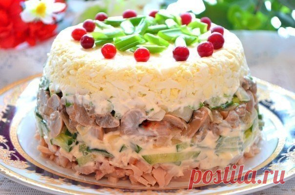 Куриный салат с яйцами и грибами