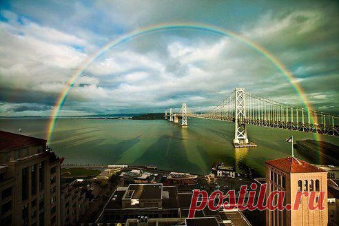 Восхитительное фото радуги в Сан-Франциско над мостом Bay Bridge