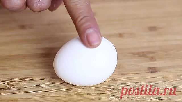 Снятие негатива с человека и лечение несложных болезней сырым яйцом. 
Действенный метод, которым лечили еще наши прабабушки!

Перед сном: В стакан, наполовину наполненный водой, вбить сырое яйцо (не размешивать). 

Над стаканом произнести: «все худое, все плохое пусть вытекает в этот стакан», поставить у изголовья на ночь. Утром смотрим на яйцо в стакане. Желток — это жизнь человека, а белок — это среда, окружающая его: могут быть пузырьки, нити, которые тянутся вверх, тум...