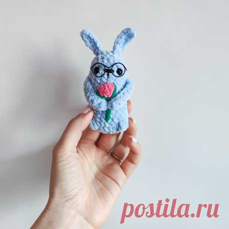 PDF Зайчишка с цветочком крючком. FREE crochet pattern; Аmigurumi toy patterns. Амигуруми схемы и описания на русском. Вязаные игрушки и поделки своими руками #amimore - маленький зайка из плюшевой пряжи, заяц, плюшевый зайчик с цветком, кролик, зайчонок, крольчонок.