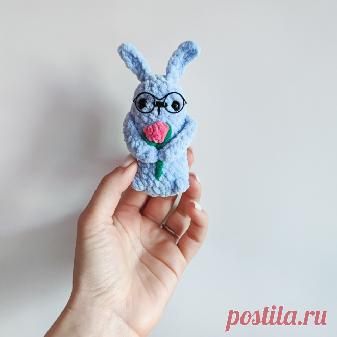 PDF Зайчишка с цветочком крючком. FREE crochet pattern; Аmigurumi toy patterns. Амигуруми схемы и описания на русском. Вязаные игрушки и поделки своими руками #amimore - маленький зайка из плюшевой пряжи, заяц, плюшевый зайчик с цветком, кролик, зайчонок, крольчонок.