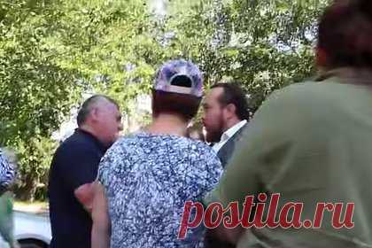 Спикер Думы в российском городе угрожал «снять голову» мужчине и попал на видео