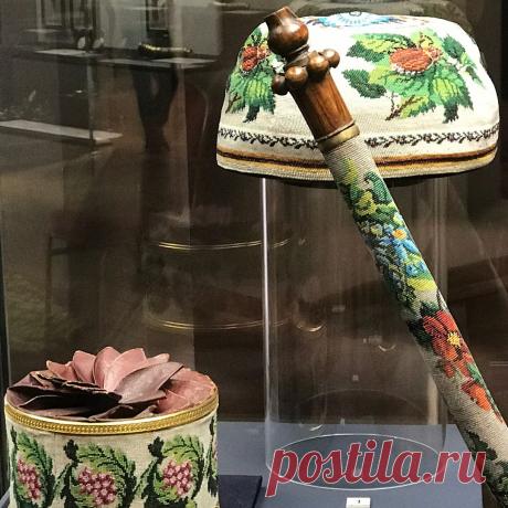 Это сейчас мастера предпочитают работать с бисером N10-11 (2-3 mm). А "тогда" вышивка была поистине ювелирной. Вышивальщицы работали с бисером N15-18 (1-1,2 mm). Восхищению нет предела! На фото экспонаты выставки "Красавец мужчина. Русский модник середины XVIII-начала XX века. #бисер #бисероплетение #вышиваниебисером #картинабисером #модаxxвека #красавецмужчина #александрвасильев #историямоды #микробисер #ювелирныйбисер @ Государственный исторический музей (ГИМ) - State Historical Museum (SHM)