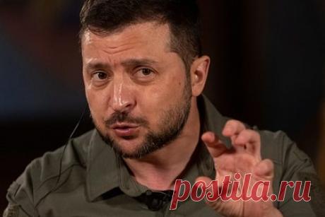 Зеленский удалил фото украинского военного в экипировке с символикой СС. Президент Украины Владимир Зеленский удалил фотографию с военными своей страны, где на экипировке одного из них видна эмблема дивизии СС «Мертвая голова». Публикация появилась в канале Зеленского 14 сентября по итогам его поездки в Изюм. На фотографии видно военного, стоящего спиной к камере, с нашивкой.