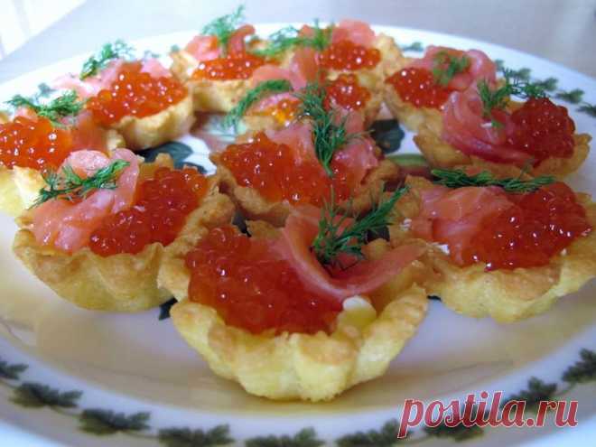 Закусочные тарталетки. Красивая, очень вкусная праздничная закуска, быстрая и простая в приготовлении. Начинки могут быть любыми в зависимости от вашей фантазии.
