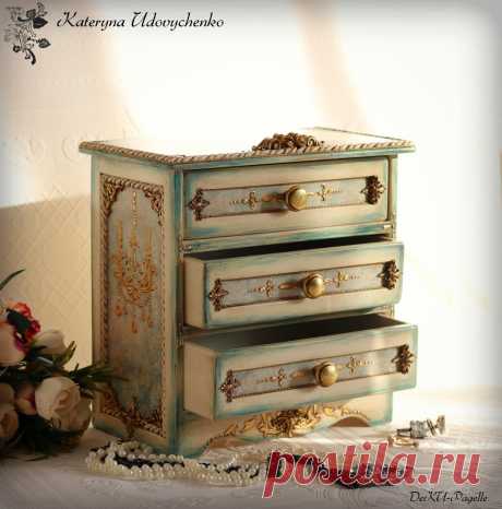 Мини-комод "Версаче". Заготовка - фанера. Техники: декупаж, лепнина, объемное трафаретирование, золочение, лессировка, патинирование. Внутри - оббивка мягкой тканью.