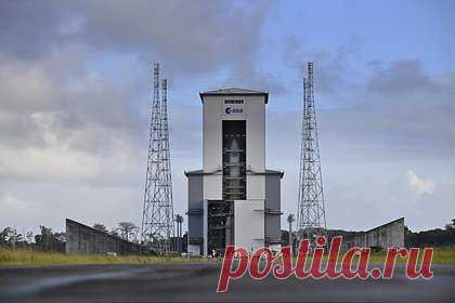 Европа в предпоследний раз запустила тяжелую ракету Ariane 5. Европейская тяжелая ракета Ariane 5 стартовала с юпитерианской миссией Jupiter Icy Moons Explorer (JUICE). Об этом в Twitter сообщил оператор Arianespace. Пуск носителя с автоматической межпланетной станции (АМС) с космодрома Куру во Французской Гвиане состоялся в 15:14 по московскому времени.